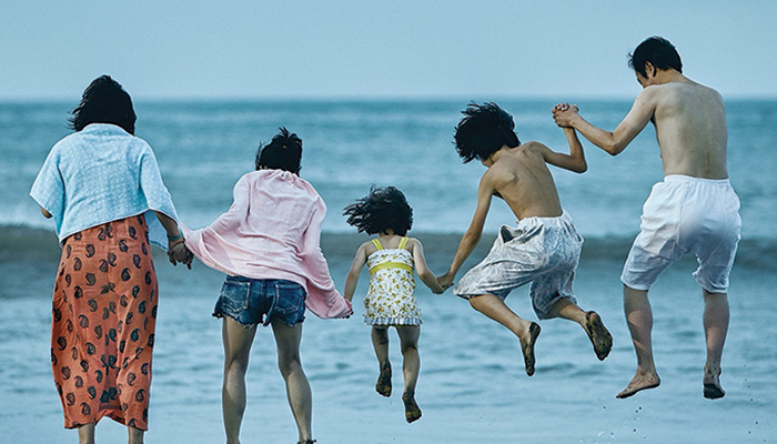 Family jumps into the waves of the ocean
